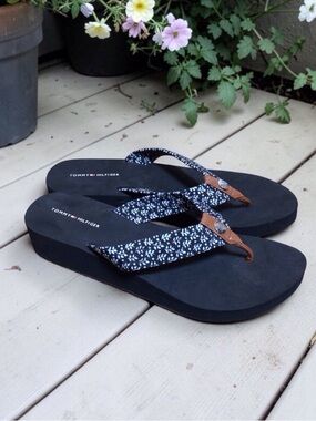 Tommy Hilfiger Womens Black White Floral Rhein-C Wedge Flip Flop Sandals Size 10